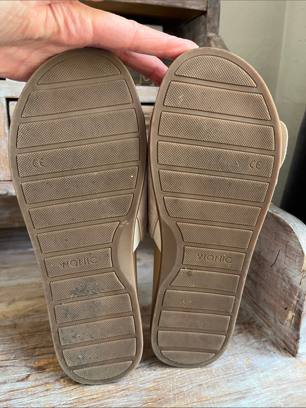 🤍 Vionic Roni Slides Size 8 Cream Suede Adjustable Velcro Strap - Picture 9 of 9